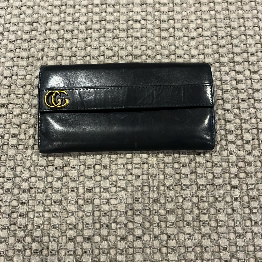 Gucci. Black gold wallet.